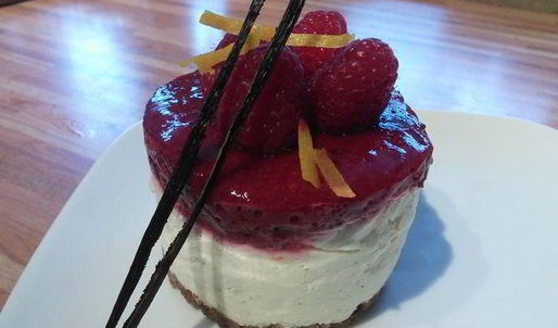 мини-чизкейк из козьего сыра с малиной