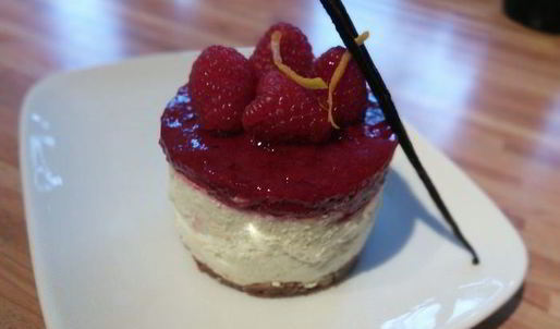 мини-чизкейк из козьего сыра с малиной