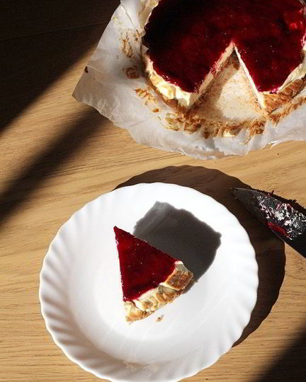 Рецепт низкоуглеводного чизкейка с брусничным соусом