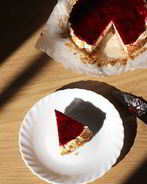 Низкоуглеводный чизкейк с брусничным соусом