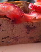 Шоколадный чизкейк с клубникой