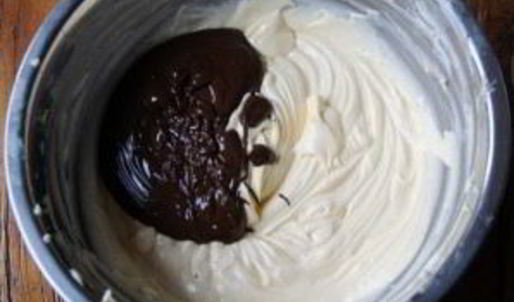 шоколадный чизкейк с вишней