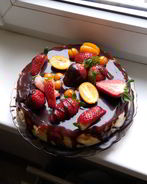 Шоколадный чизкейк в глазури с фруктами