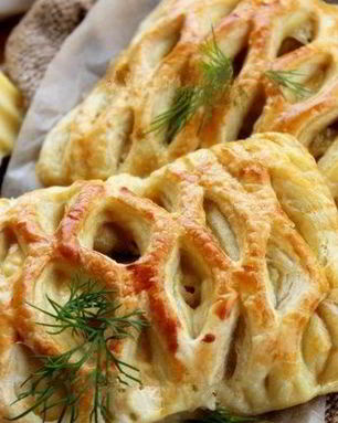 Дрожжевые слойки с курицей и сыром