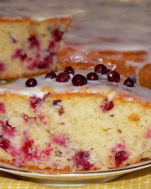 Кекс лимонно-кукурузный с брусникой