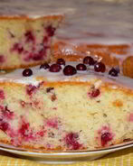 Кекс лимонно-кукурузный с брусникой