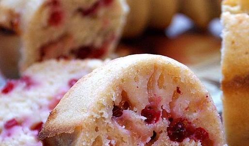 кекс с брусникой и овсяными хлопьями