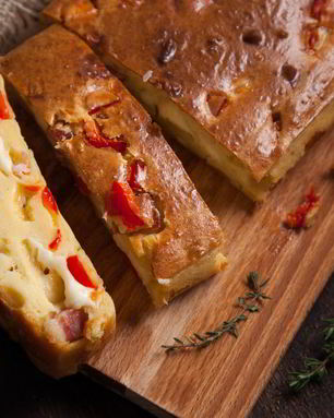 Кекс с грудинкой и овощами