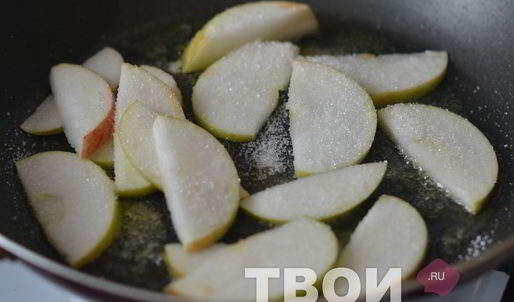 кекс с карамелизированными яблоками