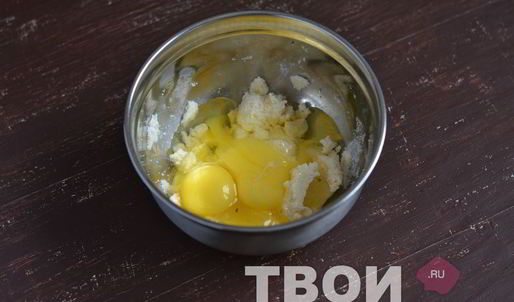 кекс с карамелизированными яблоками