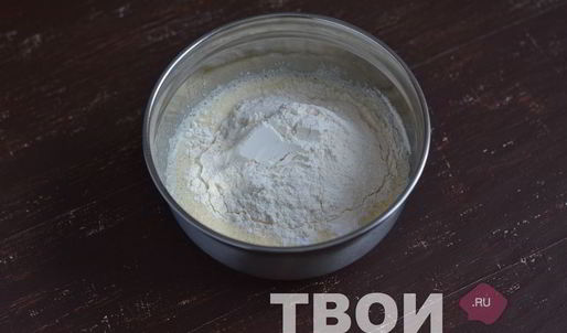 кекс с карамелизированными яблоками