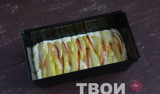 кекс с карамелизированными яблоками