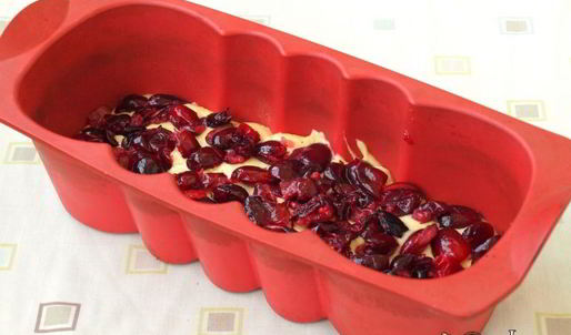 кекс с кизилом на сгущенке