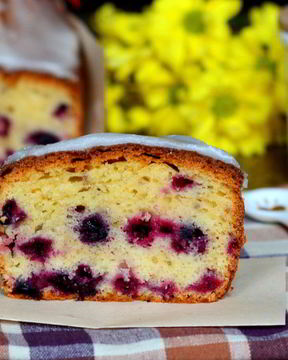 Кекс сметанный с черной смородиной