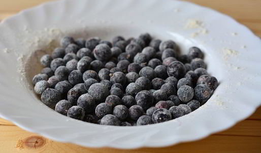 кекс сметанный с черной смородиной