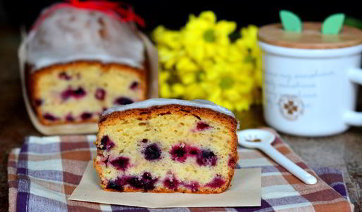 кекс сметанный с черной смородиной