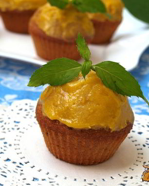 Кексы из манки с вишней и сабайоном