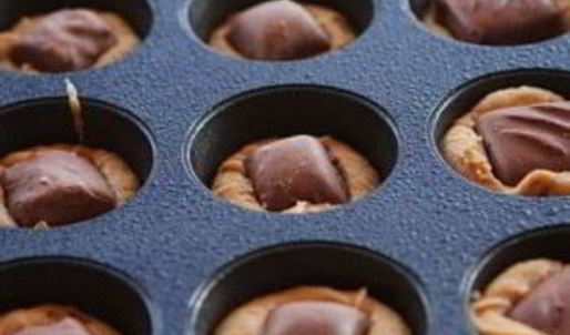 кексы с шоколадной начинкой и кремом