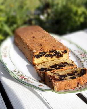 Миндальный кекс с черносливом и шоколадом