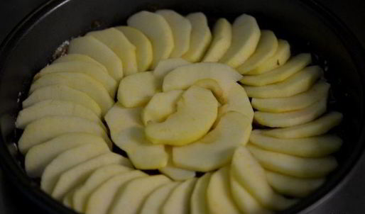 перевернутый кекс с имбирным яблочным вкусом