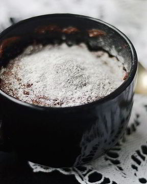 Шоколадный кекс в кружке