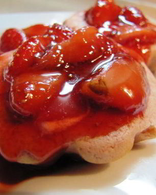 Творожно-клубничные кексы с клубничным конфитюром