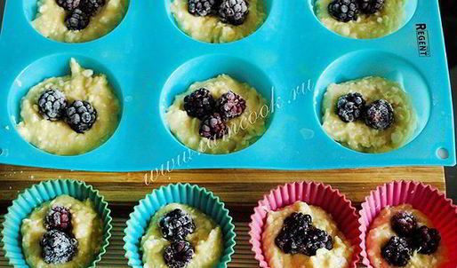 творожные кексы с ежевикой в силиконовых формочках