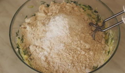 закусочный творожный кекс с кабачком и укропом