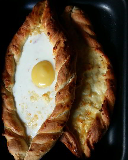 Рецепт хачапури по-аджарски с сыром сулугуни и яйцом