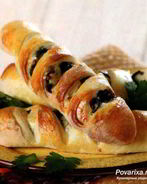 Домашний хлеб с беконом, маслинами и оливками