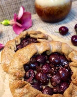 Галеты с черешней и горьким шоколадом