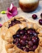 Галеты с черешней и горьким шоколадом