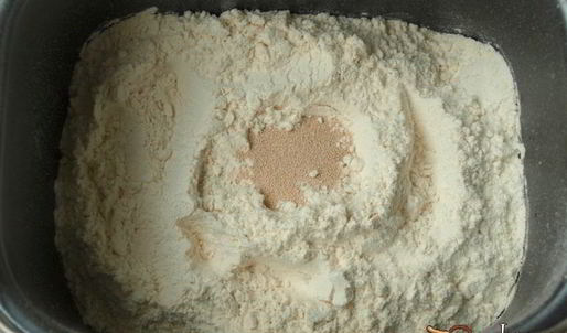 хлеб с луком и паприкой в хлебопечке