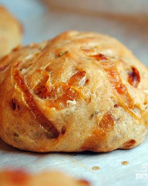 Хлеб с луком и розмарином