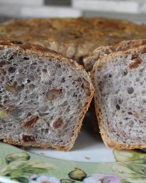 Хлеб с орехами и изюмом