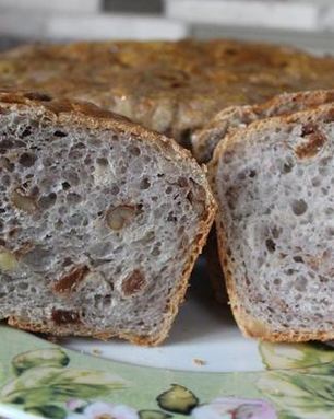 Хлеб с орехами и изюмом