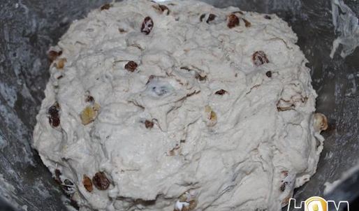 хлеб с орехами и изюмом