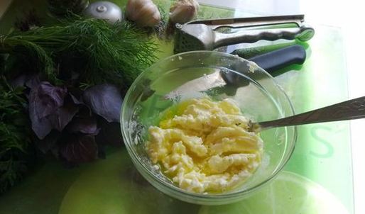 хлеб с травами и чесноком