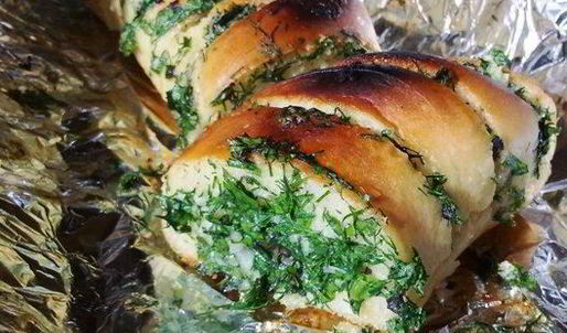 хлеб с травами и чесноком
