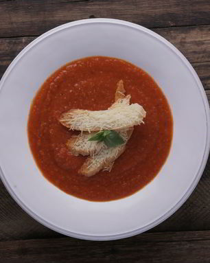 Крем-суп из печеных помидоров с теплым кусочком хлеба и пекорино