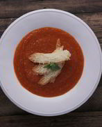 Крем-суп из печеных помидоров с теплым кусочком хлеба и пекорино