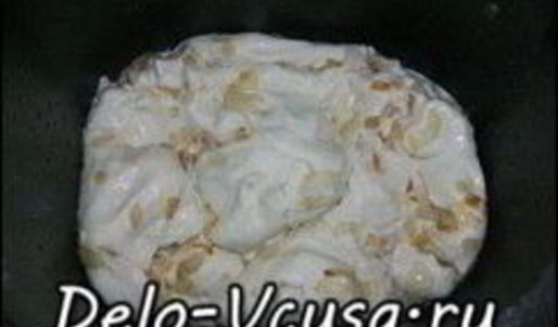 луковый белый хлеб в хлебопечке