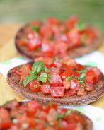 Тосты из ржаного хлеба с помидорами
