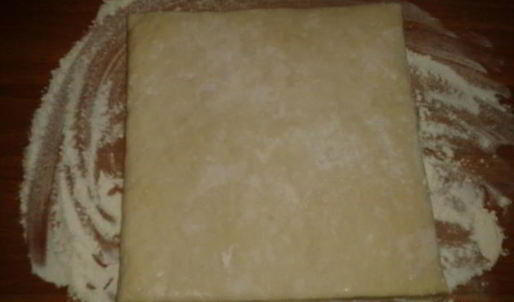 конвертики из слоеного теста с яблоками