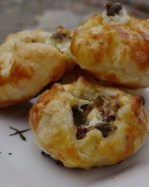 Конвертики с козьим сыром, каперсами и анчоусами