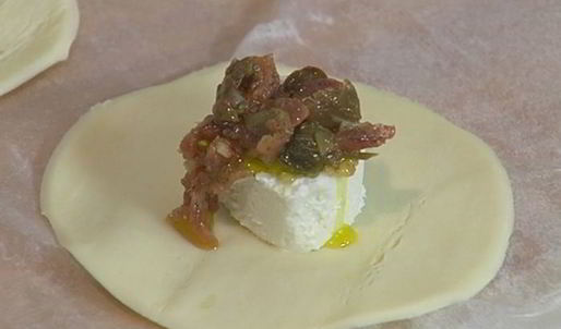 конвертики с козьим сыром, каперсами и анчоусами