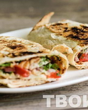 Хрустящий лаваш с сыром и помидорами