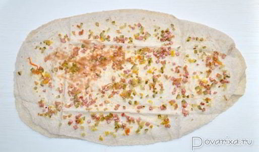 лаваш с мясопродуктами и огурцами