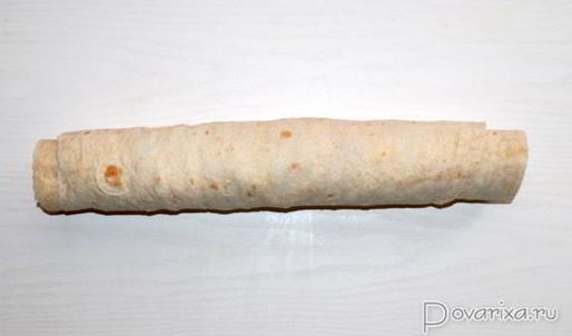 лаваш с мясопродуктами и огурцами