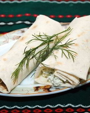 Лаваш с творогом и чесноком